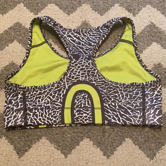 EUC Nike Patterned Sports Bra - Picture 4 of 5